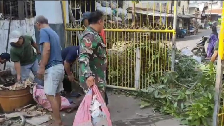 Hadapi Musim Penghujan, Babinsa Bersama Warga Kerja Bakti Bersihkan Lingkungan