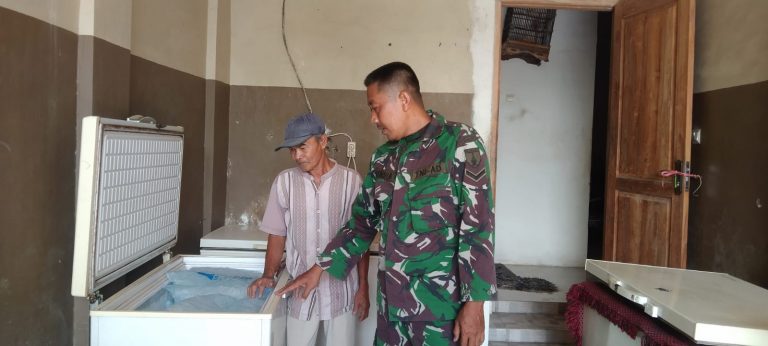 Komsos Babinsa Balongpanggang Dengan Pengusaha Es Batu Kristal