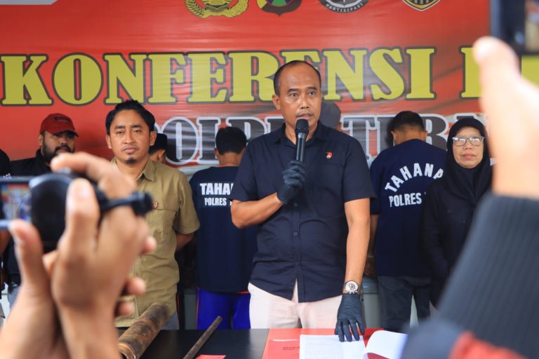 AKP Rianto Kasat Reskrim Polres Tuban saat konferensi pers terkait pencurian pipa