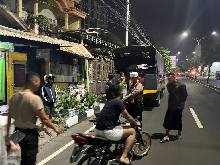 Suasana patroli Sahur On The Road Polres Gresik