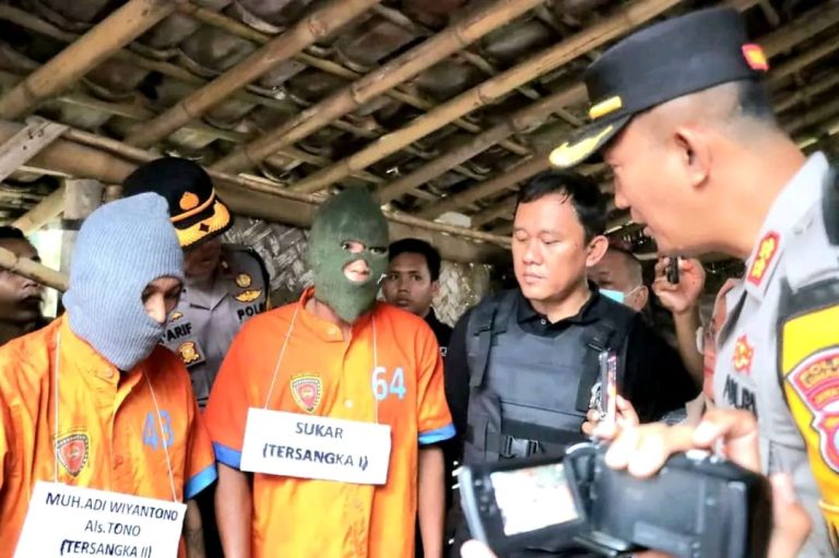 Dua Tersangka pencuri Sapi saat rekontruksi di dusun Panggung Gempol desa Dorogowok kecamatan Kunir kabupaten Lumajang