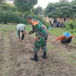 Babinsa Medokan Ayu dari Koramil 0813/15 Rungkut sedang menanam Jagung Manis