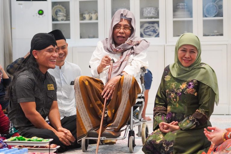 Foto : Gus Miftah, KH Nurul Huda Jazuli Pengasuh Pondok Pesantren Al Falah Ploso Kediri dan Khofifah Indar Parawansa