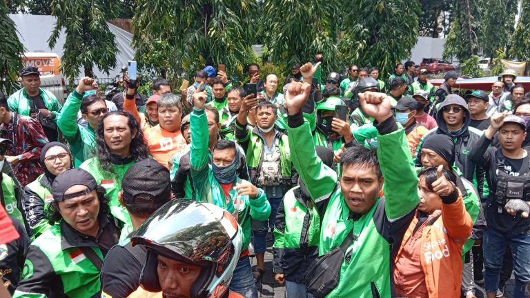 Foto : Ratusan ojol menggelar Aksi Solidaritas "Save Motor Ojol" dengan menggeruduk Apartemen Puncak Kertajaya Surabaya, Jumat (15/3/2024) lalu