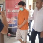Foto : MR terduga pelaku pencabulan anak tirinya yang di gelandang Polda Jatim saat konferensi pers di Gedung Humas Polda Jatim,