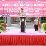 Keterangan Foto: Kapolres Gresik, AKBP Rovan Richard Mahenu, memimpin Apel Tanggap Darurat Bencana 2025 di halaman Mapolres Gresik, meninjau kesiapan personel dan peralatan lintas instansi.
