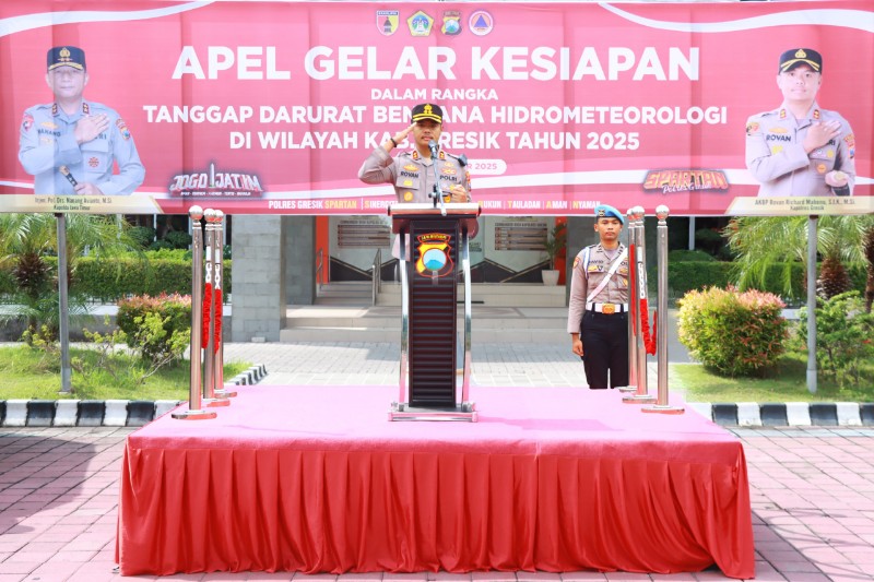 Keterangan Foto: Kapolres Gresik, AKBP Rovan Richard Mahenu, memimpin Apel Tanggap Darurat Bencana 2025 di halaman Mapolres Gresik, meninjau kesiapan personel dan peralatan lintas instansi.