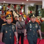 Brigjen TNI Kohir, Danrem 084/Bhaskara Jaya, (sebelah kiri) menghadiri puncak Hari Jadi Kota Surabaya ke-733 di Balai Kota Surabaya.