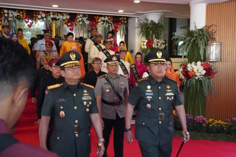 Brigjen TNI Kohir, Danrem 084/Bhaskara Jaya, (sebelah kiri) menghadiri puncak Hari Jadi Kota Surabaya ke-733 di Balai Kota Surabaya.