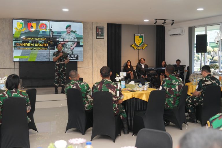 Danrem 084/Bhaskara Jaya Brigjen TNI Kohir saat kunjungan kerja ke Markas Denpom V/4 Surabaya, Rabu (22/07/2026), memberikan arahan kepada prajurit Polisi Militer.